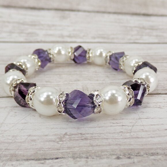 Purple glass and pearl bead stretch bracelet with crystals. Fashion bracelet - Picture 5 of 8